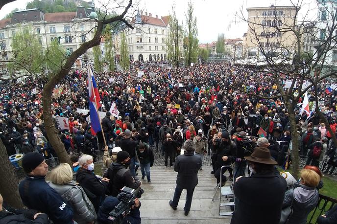 protest | Na protivladnem protestu v Ljubljani se je včeraj zbralo več tisoč ljudi. Med njimi mnogi niso uporabljali zaščitne maske. | Foto Bojan Puhek
