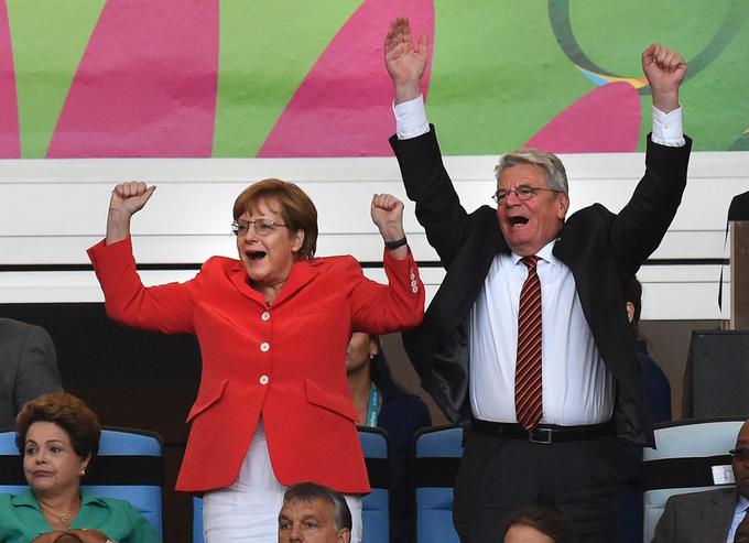 Če se je leta 2018 veselil Emmanuel Macron, pa sta bila leta 2014 na finalu svetovnega nogometnega prvenstva v Riu de Janeiru, na katerem je nemški elf premagal Argentino, navdušena tedanja nemška kanclerka Angela Merkel in takratni nemški predsednik Joachim Gauck (ob Merklovi). To so bila leta, ko je bila Nemčija nesporno vodilna država v EU, Merklova pa je veljala za kraljico Evrope. Na fotografiji vidimo tudi tedanjo brazilsko predsednico Dilmo Rousseff (skrajno levo) in madžarskega premierja Viktorja Orbana. | Foto: Guliverimage/Vladimir Fedorenko