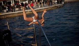 Nizka oseka 10. novoletni skok v morje prestavila na staro lokacijo
