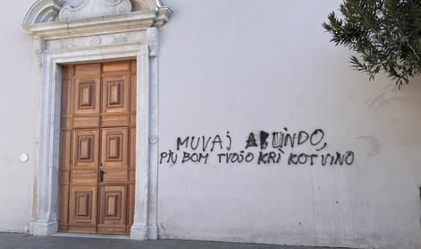 Z grafitom oskrunili fasado dvorane sv. Frančiška v Kopru