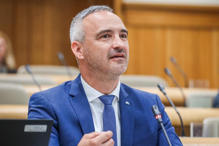 Na področju upravljanja zveri ne bodo sprejemali nepremišljenih ukrepov, je poudaril. "Mora pa biti jasno, kdo je najpomembnejši – to so ljudje," je dodal. | Foto: STA