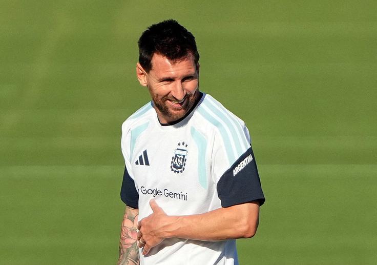 Lionel Messi bo na SP 2026 lahko nastopal v dresu s tremi zvezdami, ki simbolizirajo tri naslove svetovnega prvaka gavčev. | Foto: Reuters