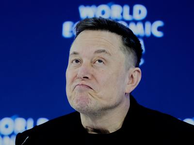 Elon Musk opušča Mars: SpaceX zdaj gradi mesto na Luni