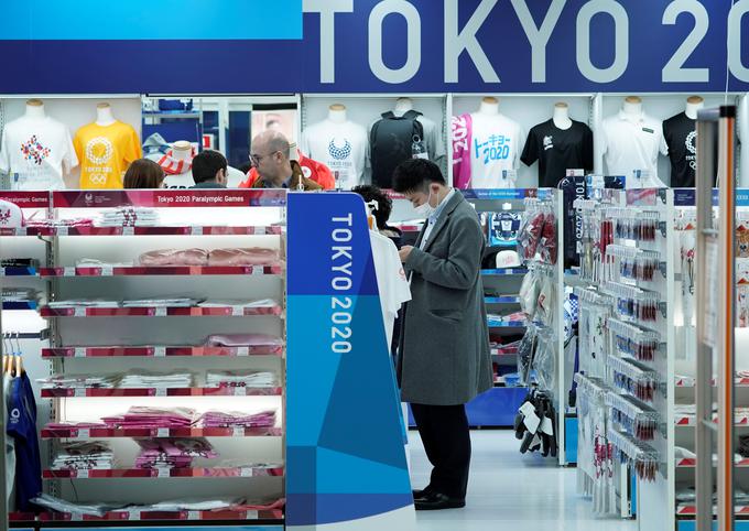 Trgovine z olimpijskimi izdelki se ne bodo znašle v zagati. Tudi prihodnje leto bodo v njih prodajali izdelke z napisom Tokio 2020. | Foto: Reuters