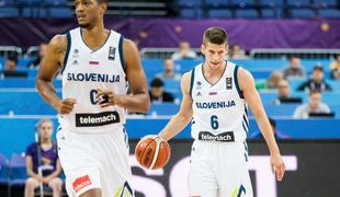 Grk na prvenstvu navija za Slovenijo in pomaga mlademu našemu košarkarju