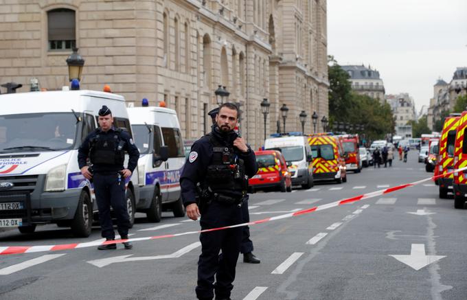 Policisti so napadalca v obrambi ubili na dvorišču zgradbe. | Foto: Reuters