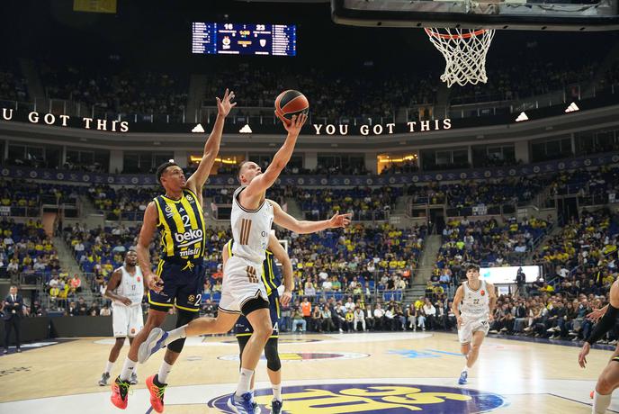 Prepelič se je vrnil in slavil proti Efesu, 134 točk Barcelone