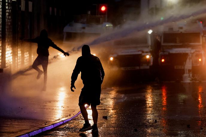 Protesti, Irska, policija | Policija je v petek uporabila vodni top, da bi zajezila nasilje v mestu Portadown. | Foto Reuters
