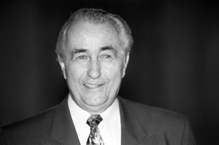 Predsednik jugoslovanske zvezne vlade, Hrvat Ante Marković, je 26. junija 1991 zgodaj zjutraj dal JLA zeleno luč za njen pohod na slovenske meje z Italijo, Avstrijo in Madžarsko. Cilj napada je bil predvsem prevzeti nadzor nad mejo in letališčem na Brniku, kar bi zvezni oblasti omogočilo nadzor nad carino, Slovenijo pa dobesedno odrezalo od zunanjega sveta. S tem so želeli spraviti v kot Slovenijo, ki je dan prej razglasila neodvisnost od Jugoslavije. Načrt Markovića in jugogeneralov je neslavno padel v vodo. To je bil tudi začetek popolnega Markovićevega zatona. | Foto: Guliverimage/Vladimir Fedorenko