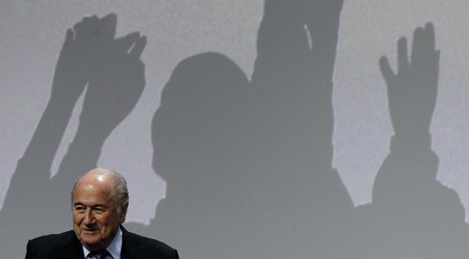 Sepp Blatter zaradi suspenzije ne sme delovati v nogometu. | Foto: Reuters