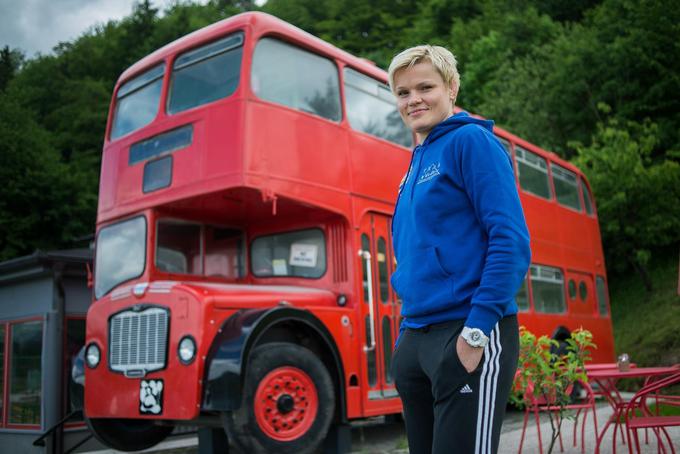 V spomin na londonski naslov olimpijske prvakinje Urške Žolnir na Lopati stoji rdeč dvonadstropni avtobus. Tudi to je Fabjanova ideja. | Foto: Bor Slana
