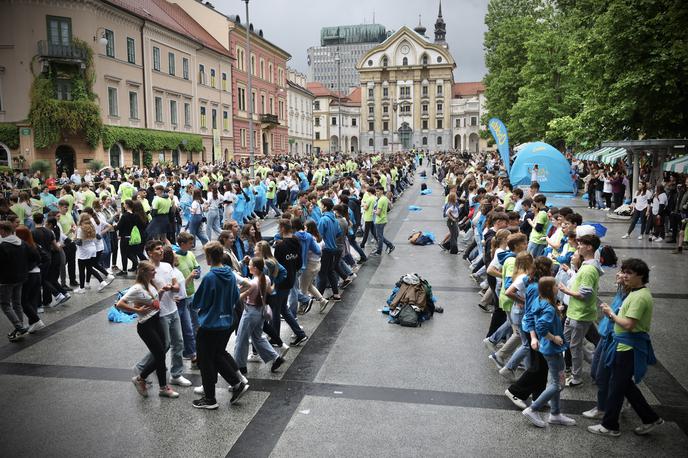 Parada ljubljanskih maturantov | Dijakom, ki bi se odločili za opravljanje mature s tremi predmeti skupnega dela, bi omogočili ustrezne priprave na maturo. Tako bi imeli možnost za doseganje maturitetnega standarda splošne mature. | Foto Ana Kovač