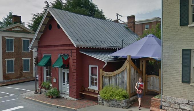 Sandersovi je lastnica restavracije The Red Hen v Lexingtonu pojasnila, da ima njena restavracija določene standarde, ki jih želi braniti, "kot so poštenost, sočutje in sodelovanje". Zato je Trumpovo tiskovno predstavnico prosila, naj odide. | Foto: Google Street View