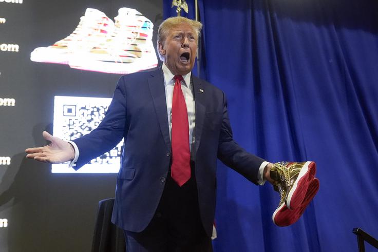 Donaldu Trumpu so na družbenih omrežjih mnogi očitali, da so nove superge le še en način izvabljanja denarja od njegovih največjih oboževalcev.  | Foto: Guliverimage