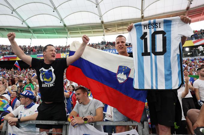 Slovenski navijači so Cristiana Ronalda dražili tudi z dresom dolgoletnega največjega rivala Lionela Messija. | Foto: Reuters
