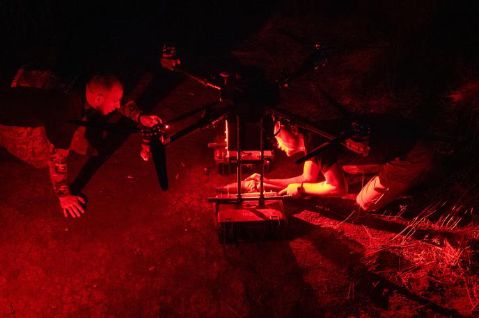 Vampirski dron, vampire drone, dron, Ukrajina | Med najpogostejšimi opozorili in pomisleki strokovnjakov glede avtonomnega orožja, kot so droni, ki sami ubijajo tarče, so zmožnost samostojnega odločanja strojev o življenju in smrti ljudi, določanje odgovornosti za napake strojev ali celo za vojne zločine, tveganje za prijateljski ogenj ali civilne žrtve, začetek nove globalne oboroževalne tekme in dejstvo, da bi se avtonomni sistemi oborožitve lahko znašli v rokah teroristov ali kriminalnih združb. | Foto Reuters