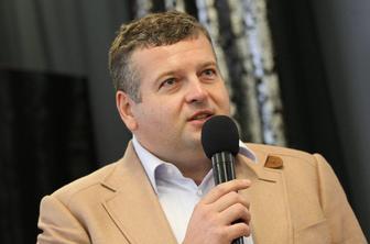 Medtem ko narašča brezposelnost, je Lovše za en evro prodal Diners
