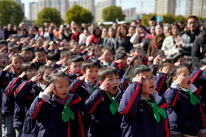 Kitajska, šola, učenci, dijaki | V najmanj desetih šolah v dveh kitajskih provincah so uvedli obvezne "pametne uniforme", ki s sprejemniki GPS med drugim nadzirajo gibanje dijakov in morebitno izostajanje od pouka (fotografija je simbolična in ne prikazuje pametnih uniform).. | Foto Reuters