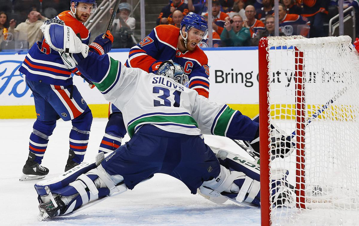 Vancouver Canucks Edmonton Oilers | Arturs Šilovs je ob pomembni zmagi Vancouvra zbral 42 obramb. | Foto Reuters