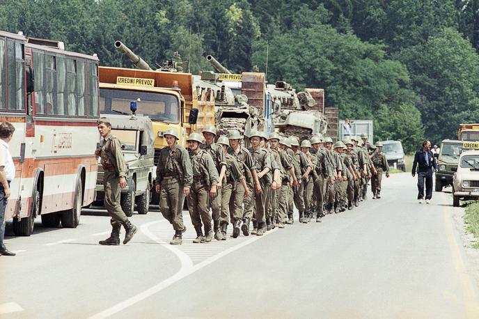 Umik JLA z Brnika | Generali JLA so pred napadom na Slovenijo pričakovali bliskovito zmago, a se je naša država ubranila. Na fotografiji: umik enot JLA z Brnika 4. julija 1991. | Foto Guliverimage