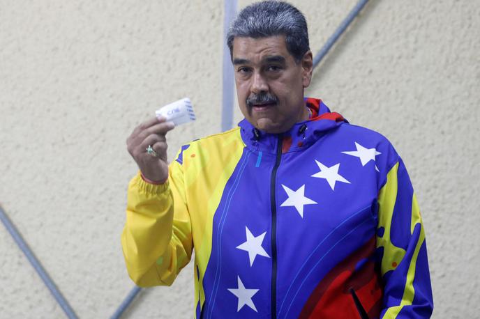 Nicolas Maduro | Vladavino Nicolasa Madura so zaznamovali vsesplošna kriza ob propadanju državne naftne industrije, porast revščine in avtoritarnosti, ameriške sankcije ter množični beg prebivalcev iz države. Da bi se obdržal na oblasti, se je zatekal k vse bolj avtoritarnim prijemom. | Foto Reuters