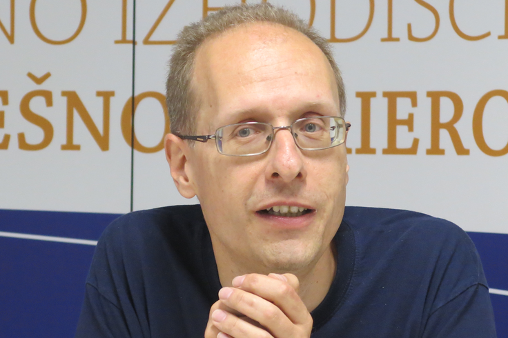 Sociolog Matej Makarovič meni, da bi se slovenska politična elita sčasoma vendarle lahko naučila, da se izključevanje ene ali druge strani do zdaj nikoli ni nikomur izplačalo. | Foto: STA ,
