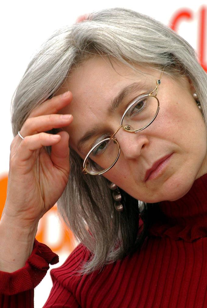 Politkovska je bila znana po svoji ostri kritiki Kremlja, ruskega predsednika Vladimirja Putina in čečenskega voditelja Ramzana Kadirova. Leta 2006 je bila umorjena v dvigalu svojega stanovanjskega bloka v Moskvi. | Foto: Guliverimage