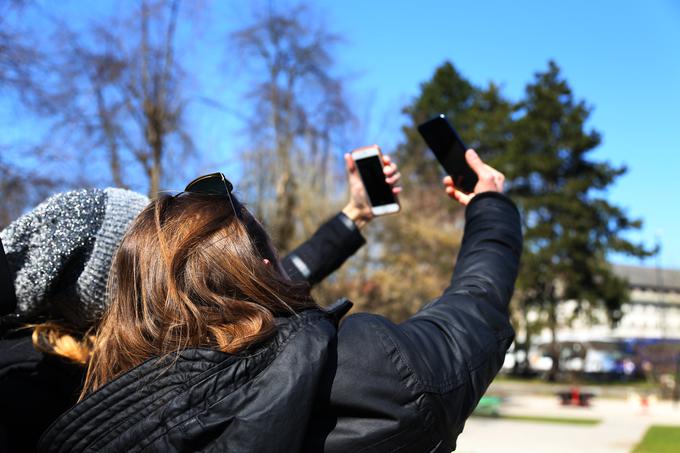 Za dober selfi telefon oziroma fotoaparat držite v višini obraza ali celo višje. | Foto: Matija Lepoša