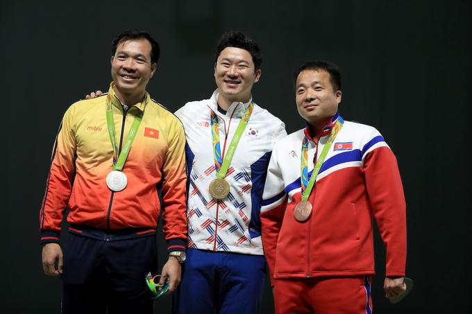 Nekaj več veselja ("polnasmešek") je pokazal bronasti s strelske tekme s pištolo na 50 metrov Kim Song Guk, ki je požel aplavz, ko je čestital južnokorejskemu olimpijskemu prvaku.  | Foto: Getty Images