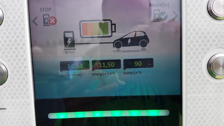 Konkretni primer: Baterijo smo s 50 na 90 odstotkov napolnili v slabih 15 minutah. V baterijo smo pretočili 11,5 kilovatne ure električne energije. To v primeru BMW i3 zadošča za okrog 80 kilometrov vožnje. Strošek polnjenja okrog tri evre. | Foto: Gregor Pavšič