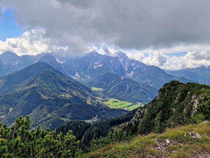 Pogled proti Jezerskemu. Ob lepšem vremenu bi se bolje videla Grintovec in Kočna. | Foto: Matej Podgoršek
