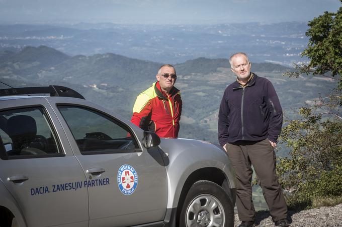 Igor Potočnik, predsednik Gorske reševalne zveze Slovenije in Tone Trebar sta takoj našla skupno točko - ljubezen do gora.  | Foto: Bojan Puhek