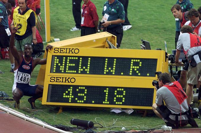 Michael Johnson pozira ob svetovnem rekordu leta 1999. | Foto: Reuters