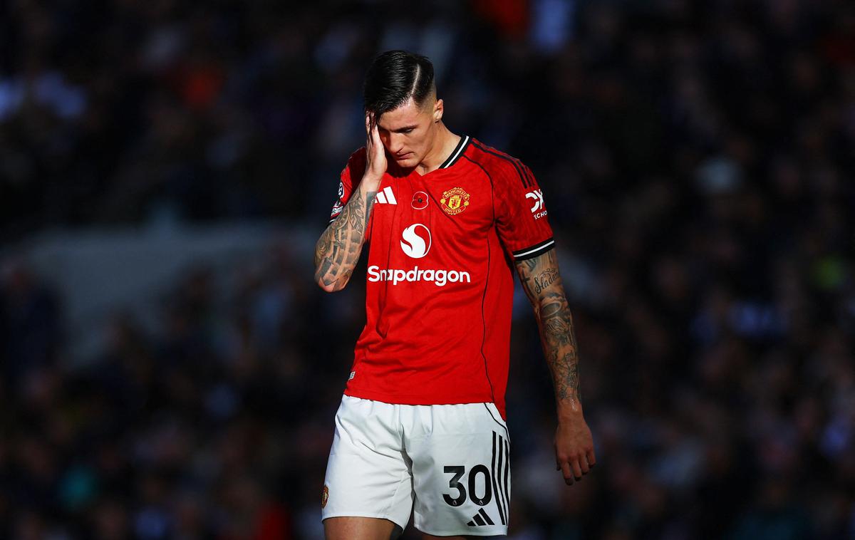 Benjamin Šeško Manchester United | Benjamin Šeško je vstopil v igro v drugem polčasu, a se pred koncem poškodoval in moral z zelenice. A trener ni imel več menjav. Tako so ostali z igralcem manj in v sodnikovem dodatku so dobili drugi gol. | Foto Reuters