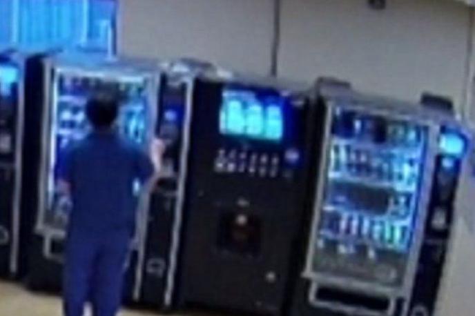 Kraja bolnišnica | 23-letna skrbnica v birminghamski bolnišnici je s kartico umrle bolnice s covidom isti dan na avtomatu opravila kar dvanajst nakupov. | Foto Policija okrožja West Midlands