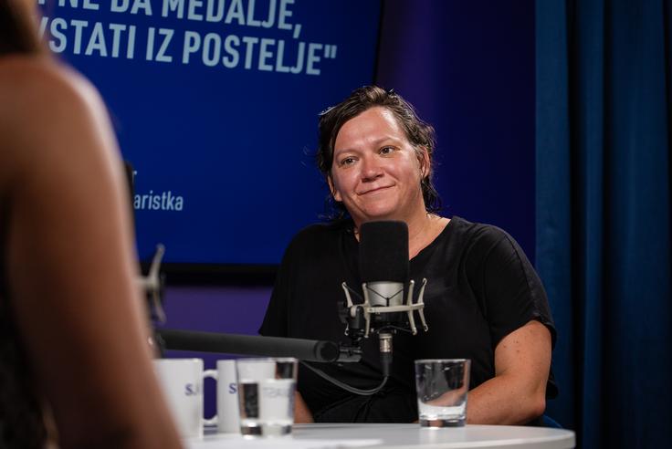 Iza Strehar je med drugim napisala scenarija za filma Prasica, slabšalni izraz za žensko in Zemljo krast, letos pa je izdala romaneskni prvenec Drsenje. | Foto: Luka Petrič