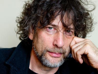 Pisatelj Neil Gaiman pod plazom obtožb spolnih zlorab in nasilja