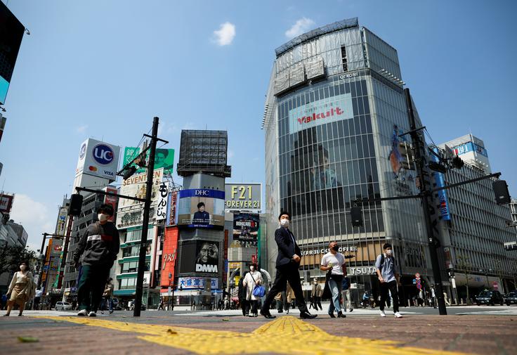 V času pandemije so skoraj opustele sicer zelo živahne ulice in prehodi za pešce v tokijskem mestnem predelu Shibuya. Ali bodo zgledu predmestja Yamato sledili tudi v japonski prestolnici? | Foto: Reuters