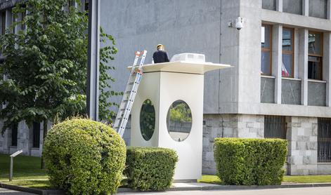 Stražarji državnega zbora ne bodo več mokri. Hiške popravljajo.