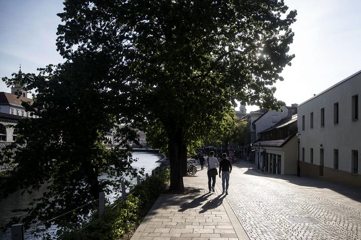 Bogastvo, kot poudarja krajinska arhitektka in urbanistka Maja Simoneti, mestnih nabrežij so tako lokali in ponudba programa kot mirnejši obširni obrečni deli, kjer je mogoče uživati v urejeni naravi v mestnem središču. | Foto: 