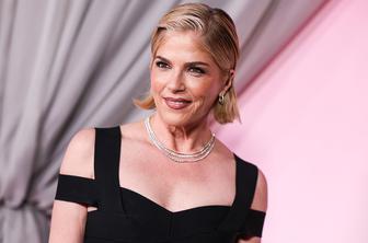 Filmska zvezdnica Selma Blair med letom poskusila odpreti vrata letala