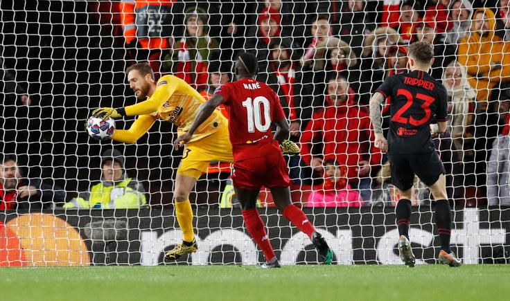 Jan Oblak se zelo rad spominja svoje predstave na Liverpoolu izpred petih let. To je bil še zadnji nogometni spektakel, na katerem je lahko branil pred polnimi tribunami, saj je nato udarila pandemija koronavirusa in za daljše obdobje korenito spremenila navade vrhunskega športa. | Foto: Reuters