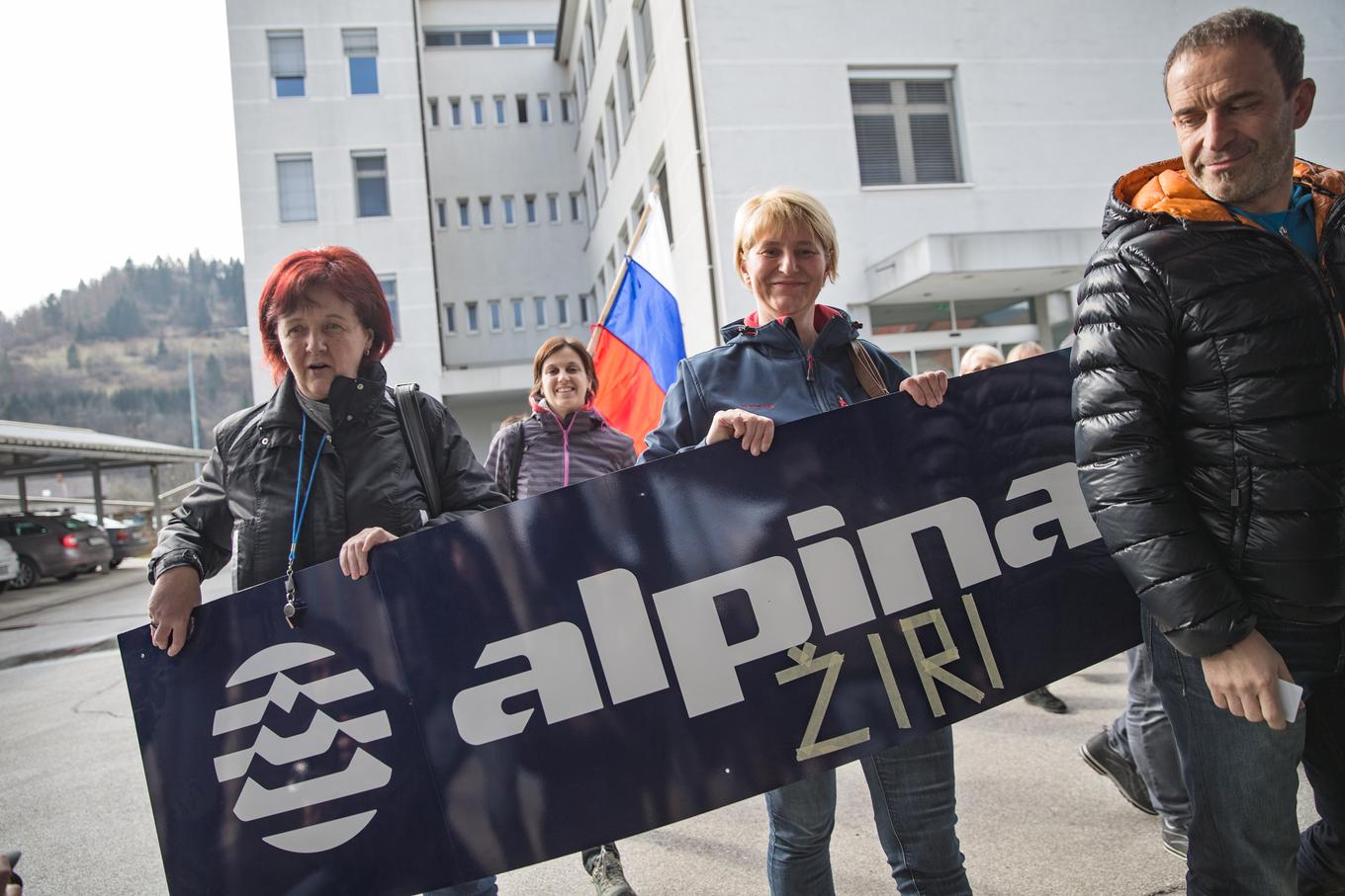 Warum musste Alpina, das in den letzten drei Monaten einen Verlust von einer halben Million Euro erwirtschaftete und in diesem Jahr allein in Slowenien 55 Mitarbeiter entlassen wollte, teures Geld zahlen, um Berater mit fragwürdiger Wirkung einzustellen?  |  Foto: Bor Slana