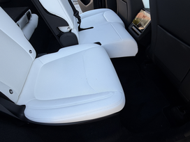 Tesla model Y 7 sedežev