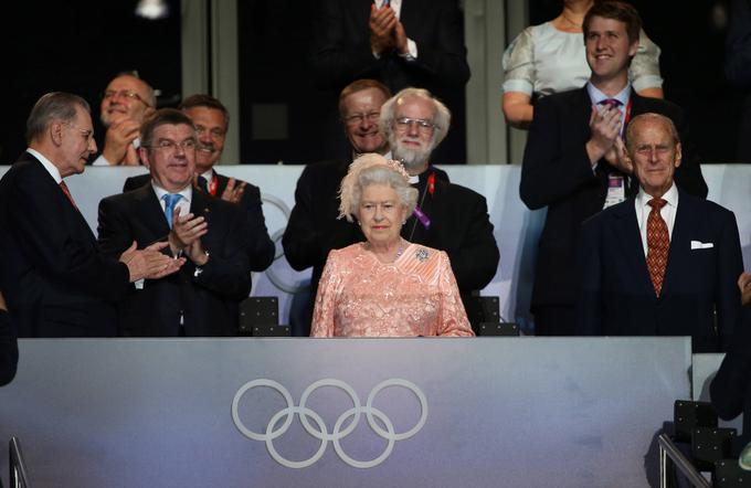 Princ Filip leta 2012 na odprtju olimpijskih iger v Londonu v častni loži s kraljico Elizabeto in predsednikom Mednarodnega olimpijskega komiteja Thomasom Bachom. | Foto: Guliverimage/Vladimir Fedorenko