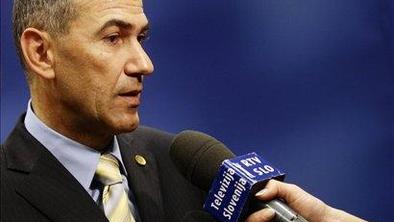 Janša: Koalicijsko pogodbo je treba dopolniti z odgovori na vprašanja gospodarske krize