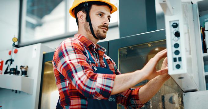 Na poklicnem nivoju podjetja potrebujejo tudi večje število CNC operaterjev, poudarjajo v kadrovski agenciji Adecco. | Foto: Getty Images