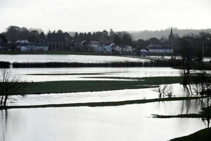 Zaradi nevihte so poplavila polja v južnem Walesu. | Foto: Reuters