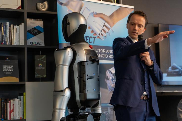  "Čar je, da moramo naučiti samo enega, vsi ostali potem vse znajo," je še dejal Goluh.  | Foto: Liam Toni Šironjič