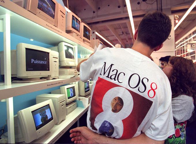 Preden je leta 2001, ko je vajeti Appla znova držal Steve Jobs, izšel OS X, je bil Applov primarni operacijski sistem za osebne računalnike Mac OS. Prva različica je leta 1984 pospremila izid računalnika Macintosh, zadnja je izšla leta 1999.  | Foto: 